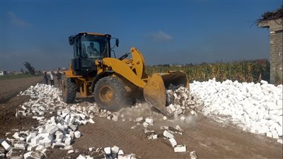 رفع 458 إشغال طريق وإزالة 17 تعد على الأراضي الزراعية بالبحيرة