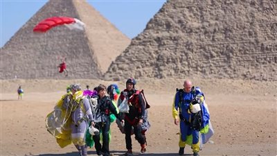 رياضة المتعة والتحدي بجوار الأهرامات.. 200 شخص يشاركون في مهرجان القفز بالمظلات 