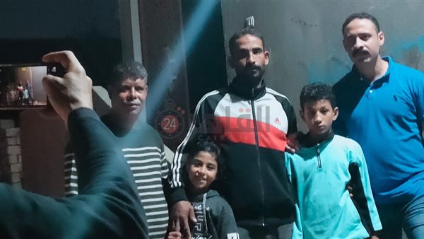 الطفلان رفقة والدهما