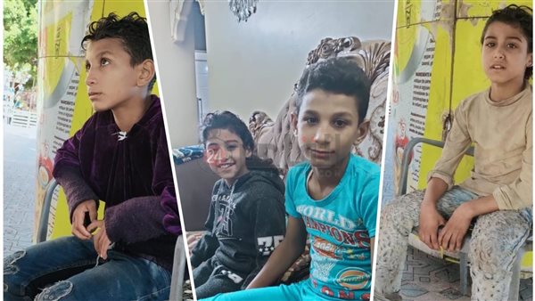 الطفلين بملابس بالية