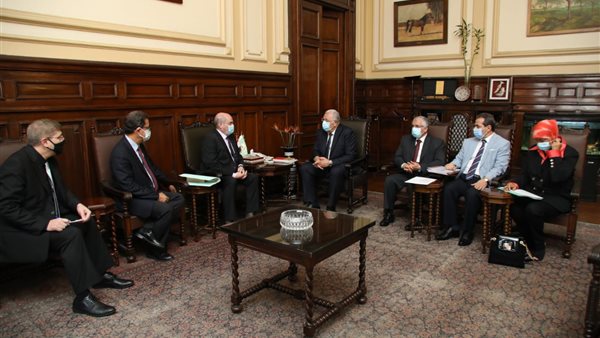 وزير الزراعة مع مدير