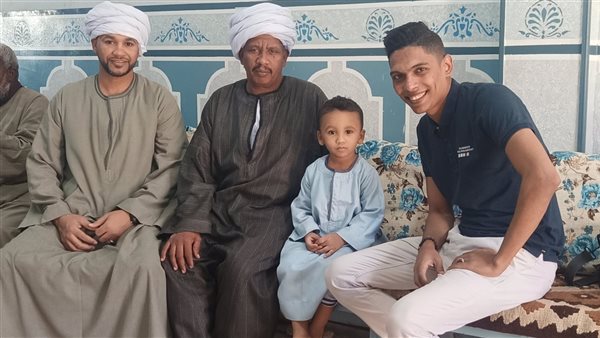 الطفل منذر وعائلته