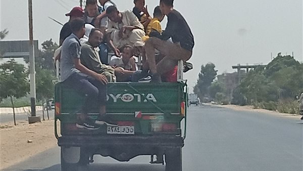 مواطنون يستقلون سيارات