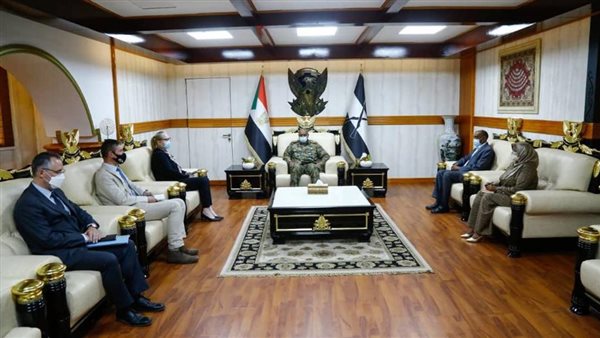 البرهان يستقبل سفراء