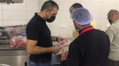 ضبط لحوم غير صالحة للاستهلاك الآدمي بسوبر ماركت شهير بالفيوم | صور