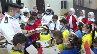 وزارة الداخلية تنظم زيارة لمجموعة من طلاب المدارس لبعض المواقع الشرطية| فيديو 