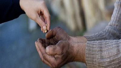 داعية إسلامي: إعطاء الصدقات والزكاة للمتسولين حرام شرعًا