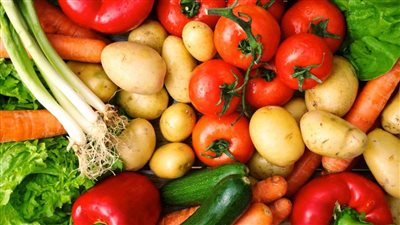 الطماطم بـ5 جنيهات والجوافة بـ8.. تعرف على أسعار الخضراوات والفواكه اليوم بالأسواق