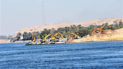 عقب تعرض باخرة سياحية للشحوط بأسوان.. توجيهات بسرعة تكريك وتطهير 5 مناطق بالمجرى المائي لنهر النيل | صور