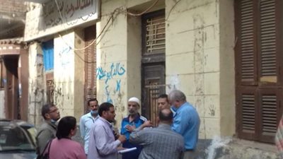 إخلاء 3 منازل آيلة للسقوط وتشميعها بالشمع الأحمر بالمنيا