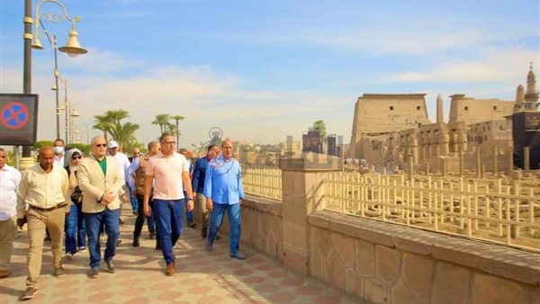 وزير الاثار والمحافظ