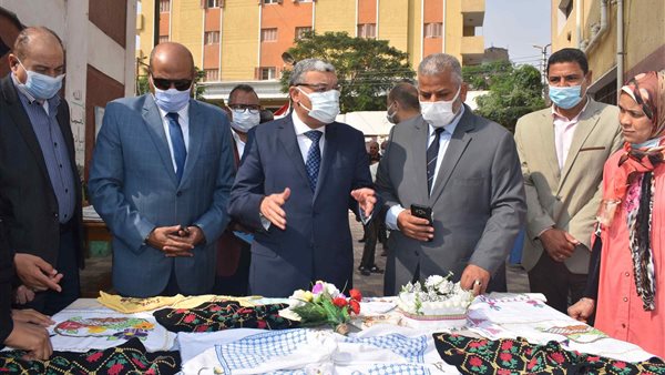 محافظ المنيا يسلم