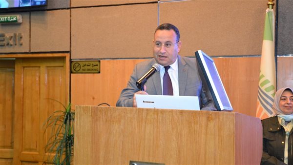 الدكتور عبد العزيز