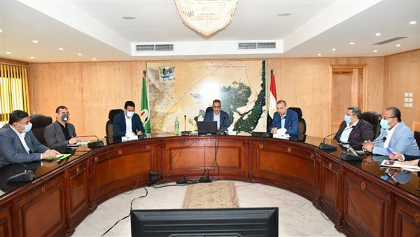 محافظ الفيوم يناقش