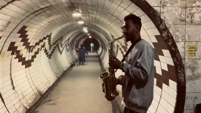 30 ألف مشاهدة في 72 ساعة.. شاب يعزف الساكسفون داخل نفق بالمعادي لنشر البهجة | صور