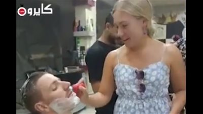لأول مرة.. فتاة أجنبية تعمل في صالون حلاقة رجالي بـ الأقصر