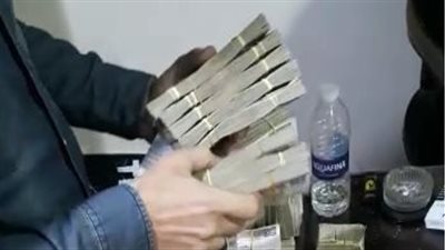 لحظة تسليم 12 مليون جنيه لملاك شقق عقار فيصل المحترق | فيديو 