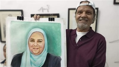 حائز علي تكريم صندوق التنمية الثقافية.. الفنان كمال جبر يرسم بورتريه لوزيرة التضامن تقديرًا لإنجازاتها