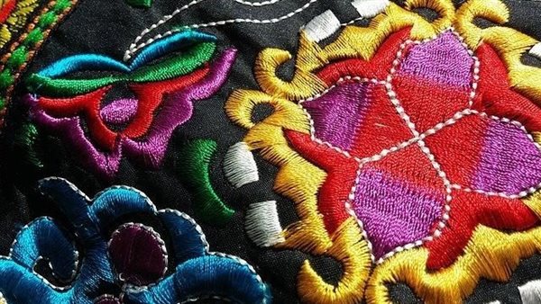 أقمشة مطرزة بأشكال