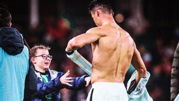 رونالدو يهدي قميصه