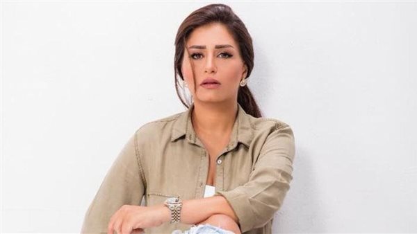 الفنانة منة فضالي