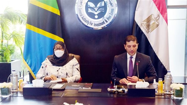 رئيسة تنزانيا مع