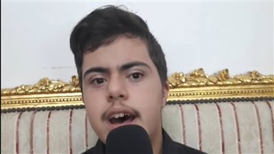 أحمد الفوال.. شاب من ذوي الاحتياجات الخاصة يمتلك عدة مواهب في المحاكاة والتقليد | فيديو 