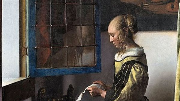 فتاة تقرأ رسالة في