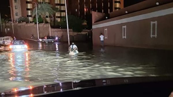 شاب يمارس رياضة التجديف