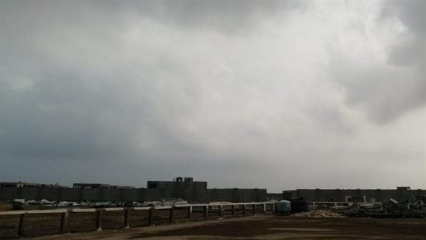 طقس سيء يضرب البحر