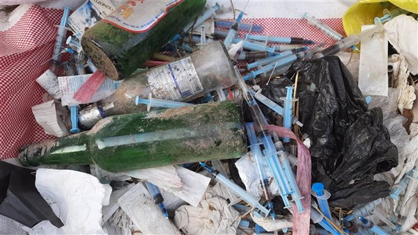 سرنجات وخمور داخل