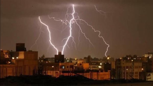 سحب رعدية وبرق 