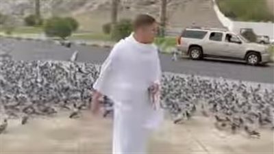 عمر كمال بملابس الإحرام.. والجمهور: ادعي ربنا تبطل شغل ورا الرقاصات