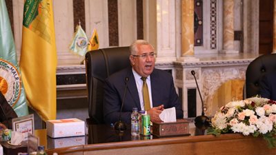 وزير الزراعة يطالب بالاهتمام بالبحوث التطبيقية لمواكبة التغيرات المناخية وتعزيز التنمية المستدامة │ صور