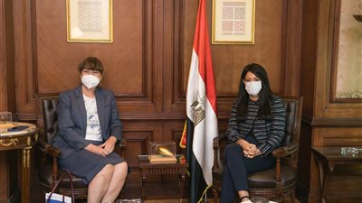 التعاون الدولي: تكثيف المتابعة مع شركاء التنمية لتعزيز العمل بـ حياة كريمة