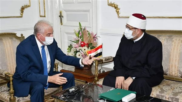 وزير الاوقاف مع محافظ