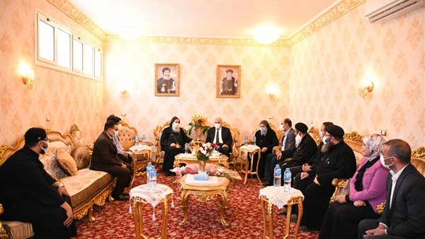 محافظ قنا خلال زيارته