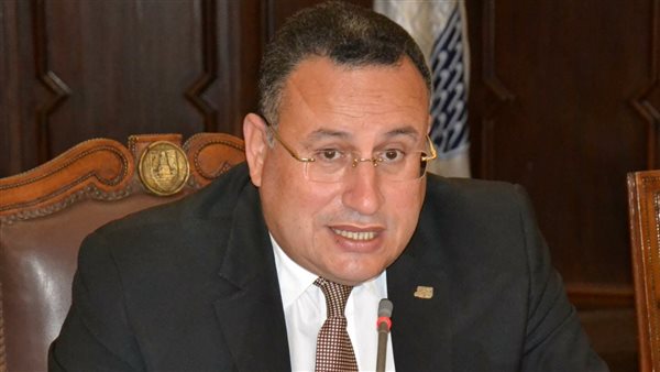 الدكتور عبدالعزيز