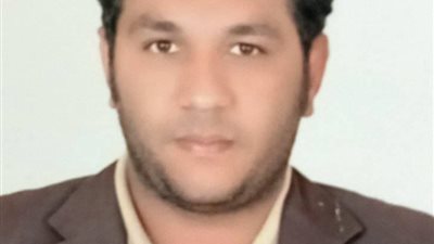 جالسٌ مع النجمات.. شعر محمود صبحي