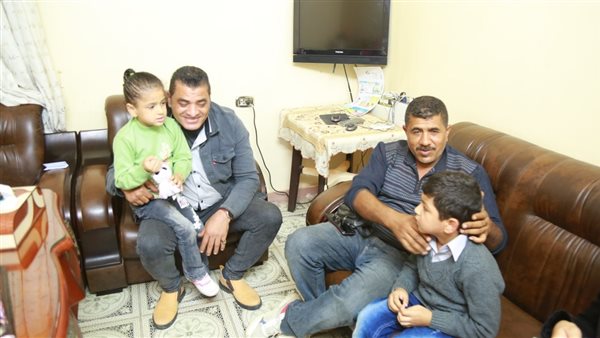 تسليم 4 أطفال لوالدهم