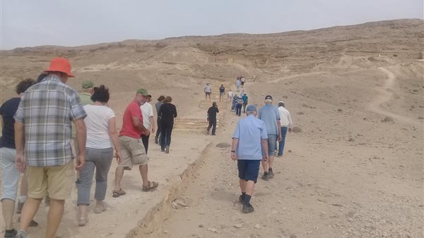 وفود سياحية تزور