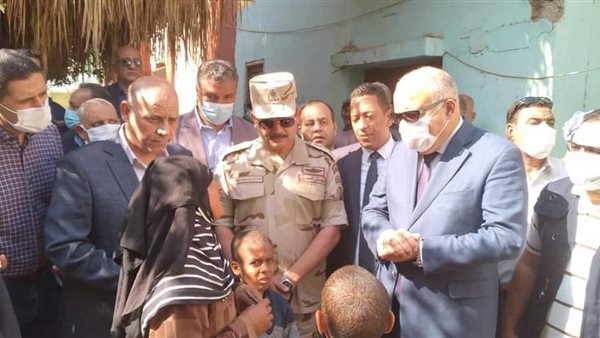 محافظ قنا خلال الجولة