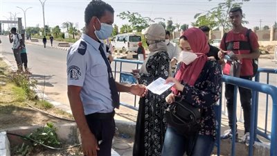 جامعة أسوان تتابع منع دخول الطلاب غير المطعمين ضد كورونا | صور