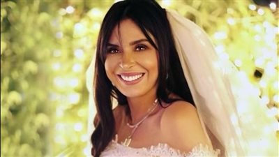 الراقصة دينا عن ظهورها بفستان زفاف: دي حنة بنات