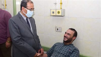 بعد تماثلهم للشفاء.. رئيس جامعة سوهاج يطمئن على الحالات المصابة بالتسمم الغذائي بطهطا