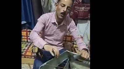 بعمل طيارة للرئيس ونفسي ابعتهاله هدية.. ترزي يحول الصاج إلى سيارات وطائرات بالمنيا | فيديو