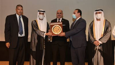 اختياره شخصية العام الثقافية.. مهرجان الشعر العربي يكرم رئيس جامعة الأقصر