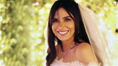 بتسجيل صوتي.. الراقصة دينا تكشف حقيقة زواجها بعد ظهورها بفستان أبيض