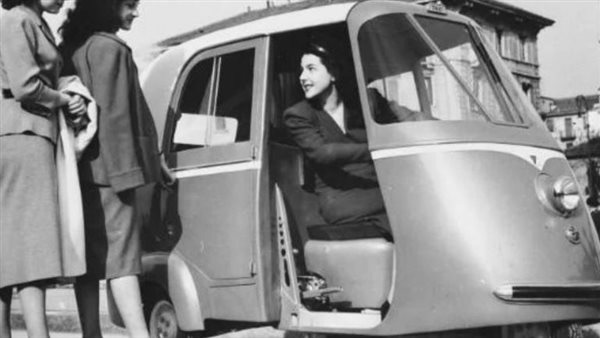 ليلى مراد تقود مركبة