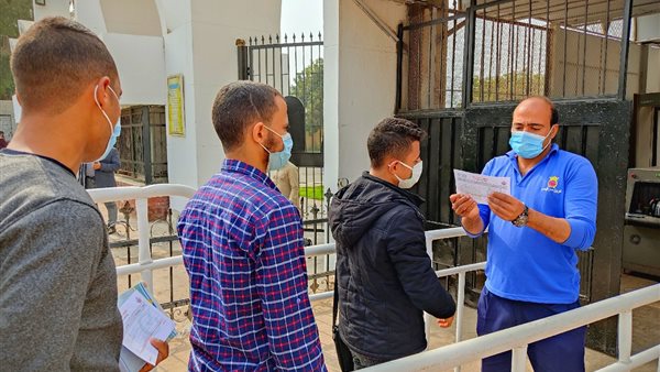 منع دخول غير الحاصلين